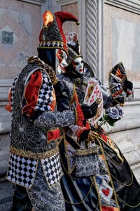 La parade des costumés du carnaval de Venise 2026 devant l'église de San Zaccaria.