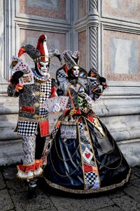 La parade des costumés du carnaval de Venise 2026 devant l'église de San Zaccaria.