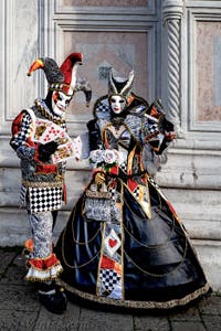 La parade des costumés du carnaval de Venise 2026 devant l'église de San Zaccaria.