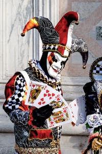 La parade des costumés du carnaval de Venise 2026 devant l'église de San Zaccaria.