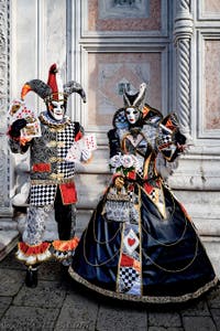 La parade des costumés du carnaval de Venise 2026 devant l'église de San Zaccaria.
