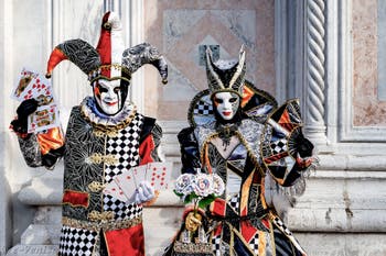 La parade des costumés du carnaval de Venise 2026 devant l'église de San Zaccaria.
