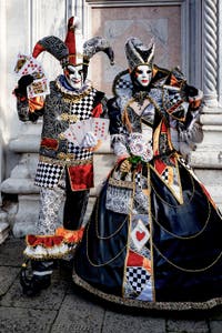 La parade des costumés du carnaval de Venise 2026 devant l'église de San Zaccaria.