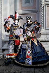 La parade des costumés du carnaval de Venise 2026 devant l'église de San Zaccaria.