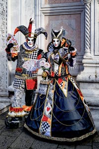 La parade des costumés du carnaval de Venise 2026 devant l'église de San Zaccaria.