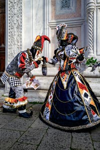 La parade des costumés du carnaval de Venise 2026 devant l'église de San Zaccaria.