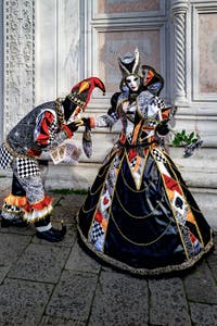 La parade des costumés du carnaval de Venise 2026 devant l'église de San Zaccaria.