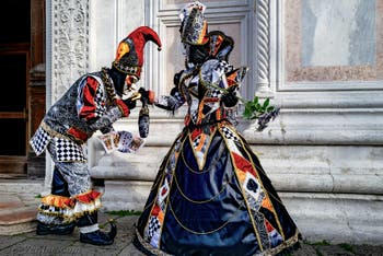 La parade des costumés du carnaval de Venise 2026 devant l'église de San Zaccaria.