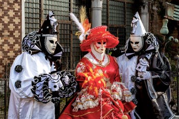 La parade des costumés du carnaval de Venise 2026 devant l'église de San Zaccaria.