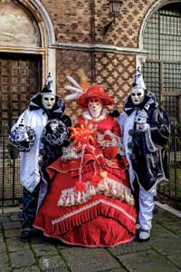 La parade des costumés du carnaval de Venise 2026 devant l'église de San Zaccaria.