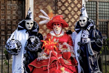 La parade des costumés du carnaval de Venise 2026 devant l'église de San Zaccaria.