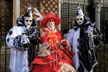 La parade des costumés du carnaval de Venise 2026 devant l'église de San Zaccaria.