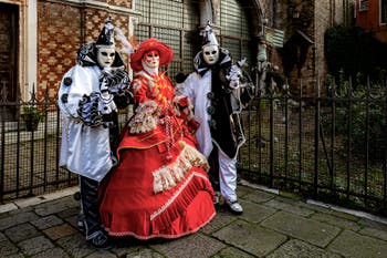La parade des costumés du carnaval de Venise 2026 devant l'église de San Zaccaria.