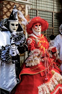 La parade des costumés du carnaval de Venise 2026 devant l'église de San Zaccaria.