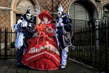 La parade des costumés du carnaval de Venise 2026 devant l'église de San Zaccaria.