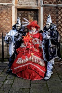 La parade des costumés du carnaval de Venise 2026 devant l'église de San Zaccaria.