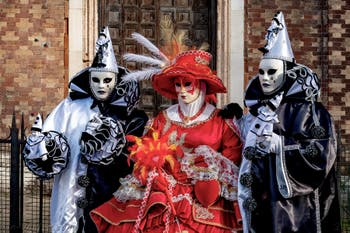 La parade des costumés du carnaval de Venise 2026 devant l'église de San Zaccaria.