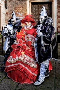 La parade des costumés du carnaval de Venise 2026 devant l'église de San Zaccaria.