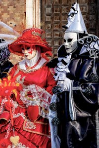 La parade des costumés du carnaval de Venise 2026 devant l'église de San Zaccaria.