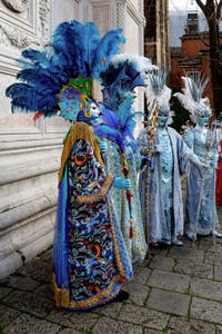 La parade des costumés du carnaval de Venise 2026 devant l'église de San Zaccaria.