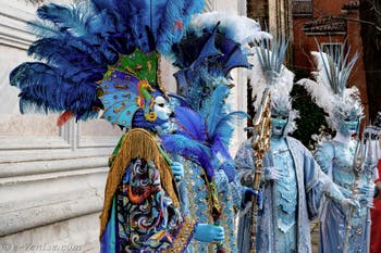 La parade des costumés du carnaval de Venise 2026 devant l'église de San Zaccaria.