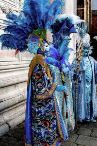 La parade des costumés du carnaval de Venise 2026 devant l'église de San Zaccaria.