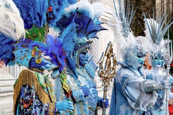 La parade des costumés du carnaval de Venise 2026 devant l'église de San Zaccaria.
