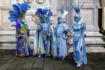 La parade des costumés du carnaval de Venise 2026 devant l'église de San Zaccaria.