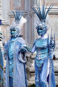 La parade des costumés du carnaval de Venise 2026 devant l'église de San Zaccaria.