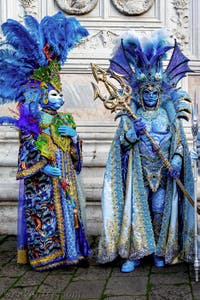 La parade des costumés du carnaval de Venise 2026 devant l'église de San Zaccaria.