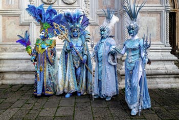 La parade des costumés du carnaval de Venise 2026 devant l'église de San Zaccaria.