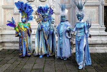 La parade des costumés du carnaval de Venise 2026 devant l'église de San Zaccaria.