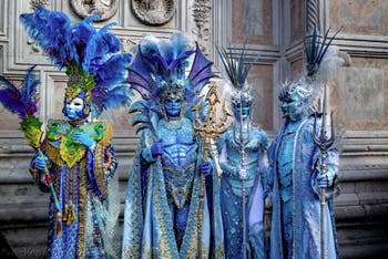 La parade des costumés du carnaval de Venise 2026 devant l'église de San Zaccaria.