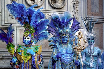 La parade des costumés du carnaval de Venise 2026 devant l'église de San Zaccaria.