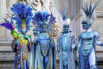 La parade des costumés du carnaval de Venise 2026 devant l'église de San Zaccaria.