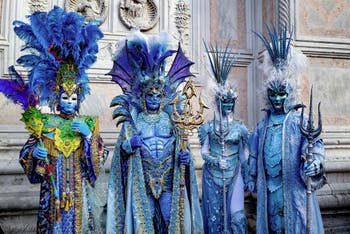 La parade des costumés du carnaval de Venise 2026 devant l'église de San Zaccaria.