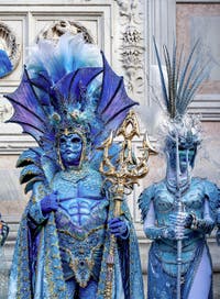 La parade des costumés du carnaval de Venise 2026 devant l'église de San Zaccaria.