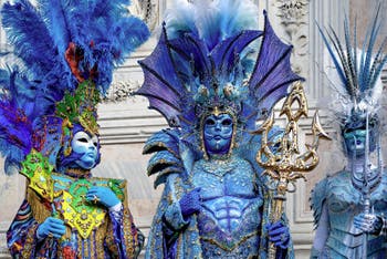 La parade des costumés du carnaval de Venise 2026 devant l'église de San Zaccaria.