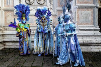 La parade des costumés du carnaval de Venise 2026 devant l'église de San Zaccaria.