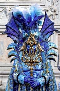 La parade des costumés du carnaval de Venise 2026 devant l'église de San Zaccaria.