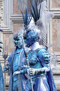 La parade des costumés du carnaval de Venise 2026 devant l'église de San Zaccaria.