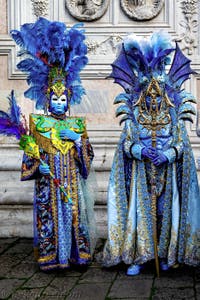 La parade des costumés du carnaval de Venise 2026 devant l'église de San Zaccaria.