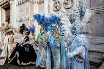 La parade des costumés du carnaval de Venise 2026 devant l'église de San Zaccaria.