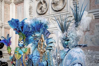La parade des costumés du carnaval de Venise 2026 devant l'église de San Zaccaria.