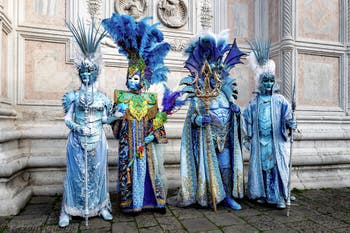 La parade des costumés du carnaval de Venise 2026 devant l'église de San Zaccaria.