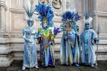 La parade des costumés du carnaval de Venise 2026 devant l'église de San Zaccaria.