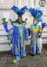 La parade des costumés du carnaval de Venise 2026 devant l'église de San Zaccaria.