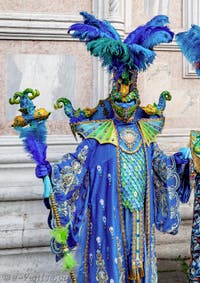 La parade des costumés du carnaval de Venise 2026 devant l'église de San Zaccaria.