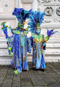 La parade des costumés du carnaval de Venise 2026 devant l'église de San Zaccaria.