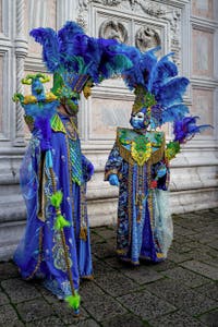 La parade des costumés du carnaval de Venise 2026 devant l'église de San Zaccaria.